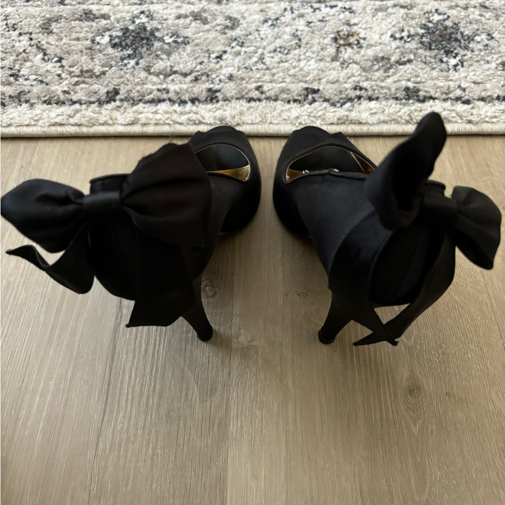Girls, bows, and clothes. These shoes are a must.